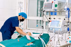 Em L.T.B được điều trị tại Khoa Hồi sức tích cực, Bệnh viện Đa khoa tỉnh Hà Giang. Ảnh: Mộc Lan