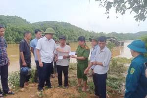 Lãnh đạo huyện Bắc Quang trao tiền hỗ trợ cho gia đình nạn nhân và lực lượng tìm kiếm.