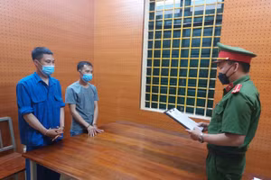 Công an huyện Bắc Mê đọc lệnh bắt giữ người trong trường hợp khẩn cấp đối với hai đối tượng trộm cắp. Ảnh: Công an huyện Bắc Mê. 