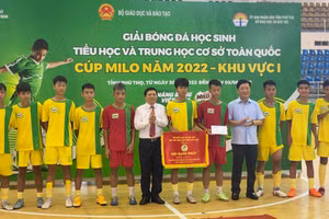 Ban tổ chức trao Cờ hạng Nhất - Khu vực I cho đội bóng đá học sinh THCS tỉnh Thái Nguyên