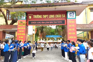 Thí sinh rời phòng thi Trường THPT Long Châu Sa