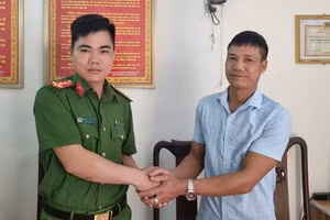 Gia đình người gặp nạn cảm ơn nghĩa cử cao đẹp của Đại úy Thương. (Ảnh: Công an tỉnh Tuyên Quang)