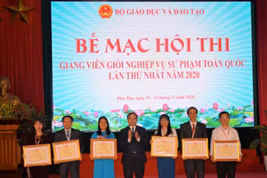 TS Hoàng Đức Minh - Cục trưởng Cục Nhà giáo và Cán bộ quản lý giáo dục trao giải nhất toàn đoàn cho các tập thể.