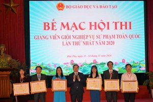 TS Hoàng Đức Minh - Cục trưởng Cục Nhà giáo và Cán bộ quản lý giáo dục trao giải nhất toàn đoàn cho các tập thể.