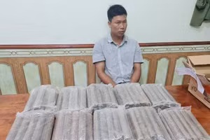 Đối tượng Đinh Quốc Thịnh và tang vật khi bị bắt giữ. Ảnh: Công an Tuyên Quang.