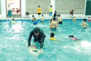 Một lớp dạy bơi miễn phí cho trẻ em tại huyện Vĩnh Tường (Vĩnh Phúc)