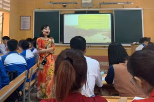 Thạc sĩ Nguyễn Thị Lan Hương – Tổ trưởng Chuyên môn, Trường THPT Tam Dương cùng học sinh trong giờ Ngữ văn.