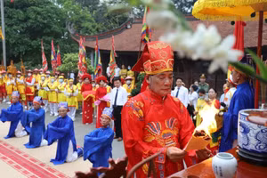 Chủ tế hóa Chúc văn tưởng nhớ công ơn Đức Quốc Tổ Lạc Long Quân.