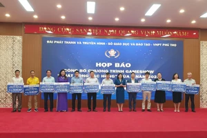 Lãnh đạo Đài PT&TH Phú Thọ tiếp nhận biểu trưng từ các nhà tài trợ cho Gameshow màu 2.