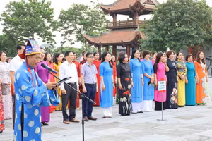 Đoàn dâng hương do bà Nguyễn Thị Kim Chung, Trưởng Phòng GD&ĐT thành phố Vĩnh Yên làm trưởng đoàn.