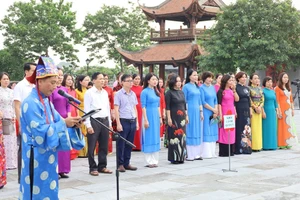 Đoàn dâng hương do bà Nguyễn Thị Kim Chung, Trưởng Phòng GD&ĐT thành phố Vĩnh Yên làm trưởng đoàn.