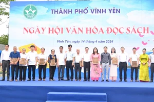 Lãnh đạo thành phố Vĩnh Yên tặng sách tới các gia đình tiêu biểu.