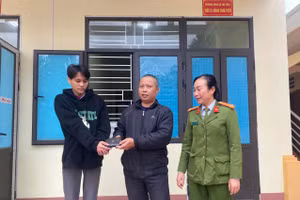 Em Vượng trao trả lại ví, tiền cho anh Hiển.