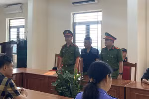 Cơ quan điều tra đọc lệnh khởi tố, lệnh bắt bị can và các quyết định phê chuẩn của VKS. Ảnh: VKSND tỉnh Hà Giang