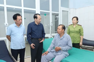 Lãnh đạo UBND tỉnh Hà Giang thăm hỏi cán bộ kiểm lâm bị thương đang điều trị tại bệnh viện. Ảnh: Duy Tuấn.