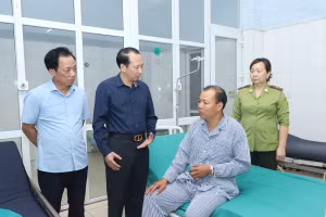 Lãnh đạo UBND tỉnh Hà Giang thăm hỏi cán bộ kiểm lâm bị thương đang điều trị tại bệnh viện. Ảnh: Duy Tuấn.