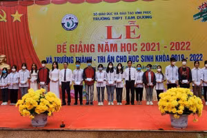 Lãnh đạo nhà trường trao phần thưởng cho học sinh giỏi cấp tỉnh tại lễ bế giảng