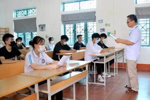 Cán bộ coi thi phổ biến quy chế thi tới các thí sinh chiều 6/7