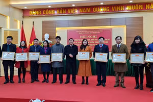 Lãnh đạo Sở GD&ĐT khen thưởng các cá nhân hoàn thành xuất sắc nhiệm vụ năm 2020