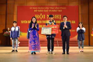 Bí thư Tỉnh ủy Vĩnh Phúc Hoàng Thị Thúy Lan và Phó Chủ tịch Thường trực Vũ Việt Văn trao Bằng khen cho học sinh đạt giải Nhất.