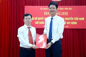 Ông Nguyễn Thế Phước, Phó Chủ tịch Thường trực UBND tỉnh Yên Bái trao quyết định cho tân Phó Giám đốc Sở Xây dựng Nguyễn Tiến Nam. 