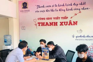 Thí sinh được chuyên viên tư vấn tuyển sinh ĐH Gia Định tư vấn chọn ngành nghề, nguyện vọng một cách kỹ lưỡng.