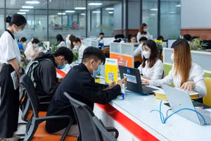 Thí sinh nộp hồ sơ xét tuyển vào HUTECH