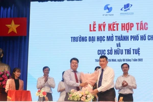 Lãnh đạo Trường ĐH Mở TP.HCM và Cục sở hữu trí tuệ ký kết hợp tác