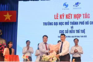 Lãnh đạo Trường ĐH Mở TP.HCM và Cục sở hữu trí tuệ ký kết hợp tác