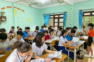 Học sinh lớp 12 Trường THPT Ngô Quyền trong một buổi ôn tập và tìm hiểu về thông tin tuyển sinh 