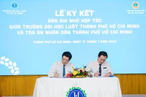 Đại diện Trường ĐH Luật TP.HCM và Tòa án Nhân dân TPHCM ký kết hợp tác