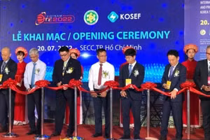 Lãnh đạo TPHCM cắt băng khai mạc triển lãm ENERTEC EXPO 2022