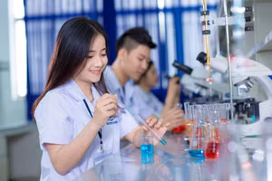 Sinh viên Khoa Dược Trường ĐH Nguyễn Tất Thành trong phòng thí nghiệm.