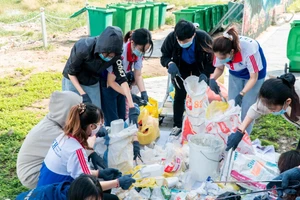 Sinh viên UEH tập kết, phân loại rác trước khi mang đi tiêu hủy.