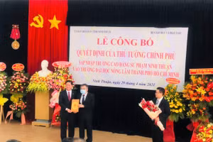 Ông Trần Quốc Nam(trái)- Phó thư tỉnh ủy, Chủ tịch UBND tỉnh Ninh Thuận trao quyết định bàn giao Trường cho ĐH Nông lâm TP.HCM