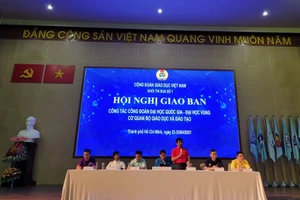 Ban chủ tọa Hội nghị Giao ban hoạt động Công đoàn.