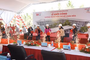 lãnh đạo UBND huyện Giồng Trôm, Tập đoàn Trung Nam cùng nguyên Chủ tịch Quốc hội Nguyễn Thị Kim Ngân làm lễ khởi công xây trường