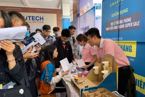 Đông đảo sinh viên HUTECH tham gia phỏng vấn, nhận hồ sơ tại một đơn vị tuyển dụng