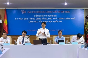 Phó Thủ tướng Vũ Đức Đam cùng Bộ trưởng Bộ GD&ĐT Nguyễn Kim Sơn, Bộ trưởng Bộ KH&CN Huỳnh Thành Đạt chủ trì buổi làm việc