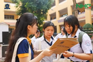 Thí sinh tìm hiểu thông tin tuyển sinh ngành nghề vào Trường ĐH Gia Định