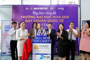 Lãnh đạo Tập đoàn Giáo dục Nguyễn Hoàng cùng Ban giám hiệu Trường ĐH Hoa Sen đón nhận chứng nhận 4 sao từ QS- Stars