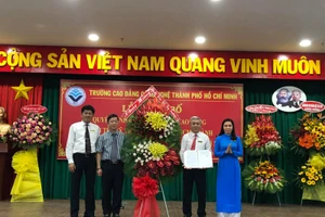 Tập thể Ban giám hiệu Trường Cao đẳng Công nghệ TP.HCM đón nhận Quyết định đổi tên trường.