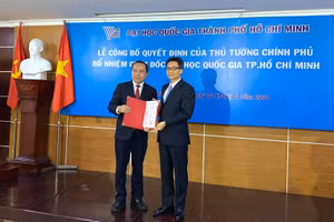 Phó Thủ tướng Vũ Đức Đam thay mặt Chính phủ trao quyết định cho PGS.TS Vũ Hải Quân.