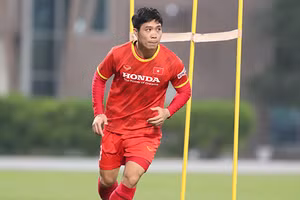 Tiền đạo Công Phượng xuống tập cùng tuyển U22 Việt Nam.