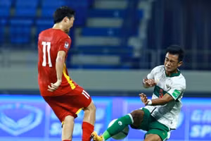 Pha bóng "triệt hạ" Tuấn Anh của cầu thủ đội bạn.