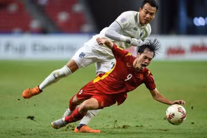 Văn Toàn bị thủ môn đội bạn phạm lỗi ngoài vòng cấm ở trận bán kết AFF Cup