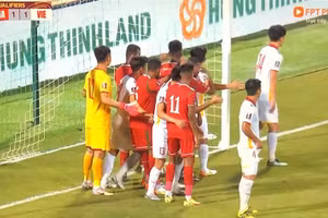 Văn Toản mắc lỗi trong bàn thua thứ 2 của tuyển Việt Nam trước Oman
