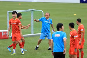 Tuyển Việt Nam tích cực tập luyện chuẩn bị cho trận so tài với tuyển Australia.