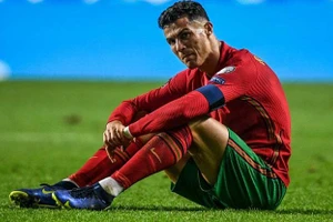 Ronaldo thi đấu mờ nhạt khiến Bồ Đào Nha mất vé trực tiếp dự World Cup.