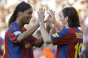 Ronaldinho ủng hộ Messi gia nhập CLB PSG
